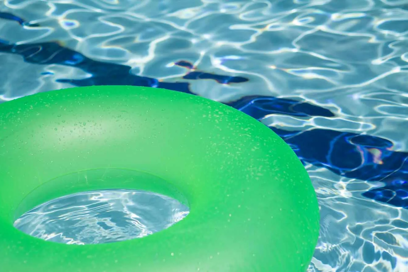 10+ amenities, including a rooftop pool and mini-golf